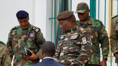 الجنرال عبد الرحمان تشياني، قائد الانقلاب في النيجر، يلتقي الوزراء في نيامي، النيجر، 28 يوليو/تموز 2023