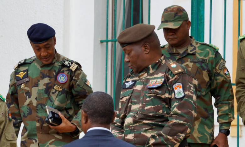 الجنرال عبد الرحمان تشياني، قائد الانقلاب في النيجر، يلتقي الوزراء في نيامي، النيجر، 28 يوليو/تموز 2023