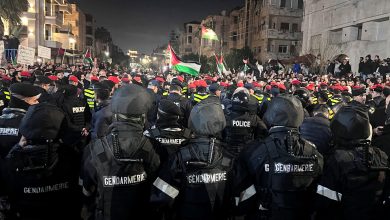 قوات الأمن الأردنية تمنع بالقوة وصول متظاهرين إلى السفارة الإسرائيلية
