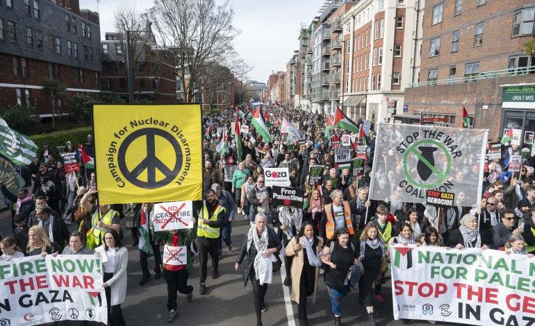 الآلاف انطلقوا من حديقة "هايد بارك" وسط لندن إلى جنوبها باتجاه السفارة الأميركية مطالبين بوقف الحرب على غزة