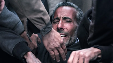 رجل فلسطيني يبكي بعد مقتل أحد أقاربه جرّاء قصف إسرائيلي على مدينة دير البلح وسط قطاع غزة. 1 مارس 2024