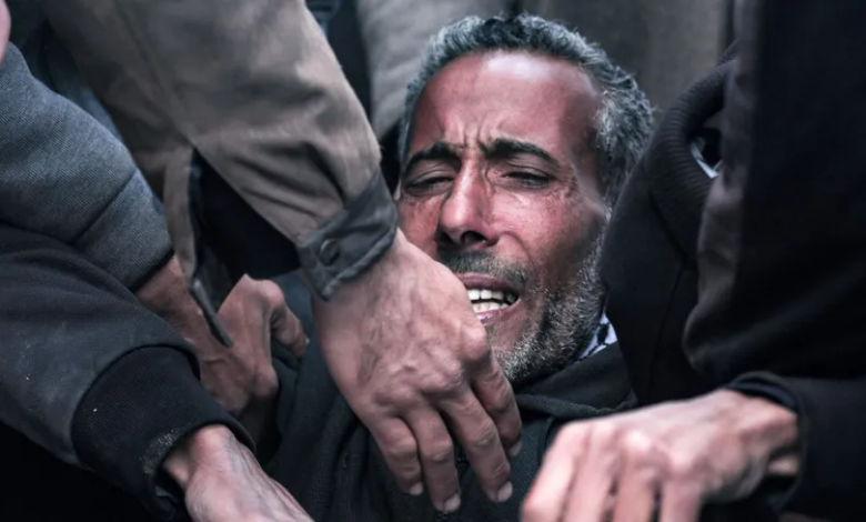 رجل فلسطيني يبكي بعد مقتل أحد أقاربه جرّاء قصف إسرائيلي على مدينة دير البلح وسط قطاع غزة. 1 مارس 2024