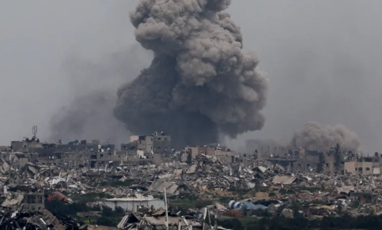 أدخنة متصاعدة نتيجة غارة جوية إسرائيلية على قطاع غزة بينما يظهر حجم الدمار الناجم عن القصف المتواصل. 17 مارس 2024