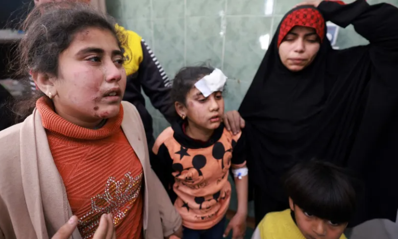 أطفال فلسطينيون أصيبوا في قصف الإسرائيلي ينتظرون العلاج في مستشفى النجار في رفح بجنوب قطاع غزة. 1 مارس 2024