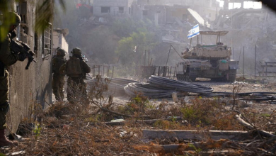 جنود إسرائيليون بالقرب من مركبة عسكرية خلال التوغل البري في قطاع غزة، وسط الحرب المستمرة ضد حركة حماس.9 نوفمبر 2023