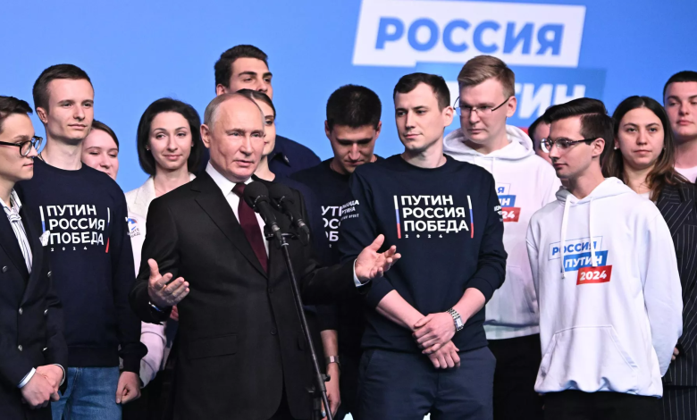الرئيس الروسي فلاديمير بوتين خلال خطاب في موسكو بعدما أظهرت النتائج الأولية فوزه في الانتخابات الرئاسية. 18 مارس 2024 - Reuters