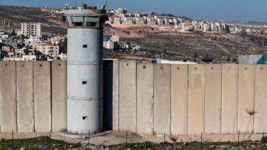 جزء من الجدار العازل الإسرائيلي على مشارف القدس الشرقية التي ضمتها إسرائيل ، وعلى بعد مستوطنة كوخاف يعقوب في الضفة الغربية المحتلة