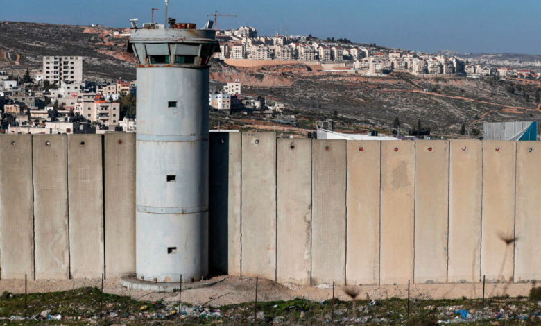 جزء من الجدار العازل الإسرائيلي على مشارف القدس الشرقية التي ضمتها إسرائيل ، وعلى بعد مستوطنة كوخاف يعقوب في الضفة الغربية المحتلة