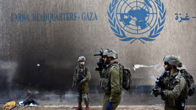 جنود إسرائيليون أمام مقر لوكالة الأونروا بقطاع غزة