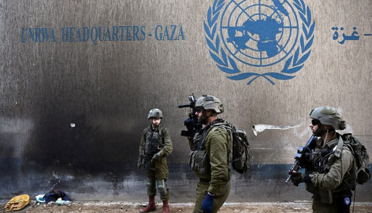 جنود إسرائيليون أمام مقر لوكالة الأونروا بقطاع غزة