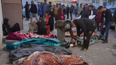 فلسطينيون حول جثامين ذويهم ضحايا القصف الإسرائيلي أمام مستشفى شهداء الأقصى بدير البلح في وسط القطاع. 10 مارس 2024