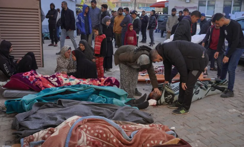 فلسطينيون حول جثامين ذويهم ضحايا القصف الإسرائيلي أمام مستشفى شهداء الأقصى بدير البلح في وسط القطاع. 10 مارس 2024