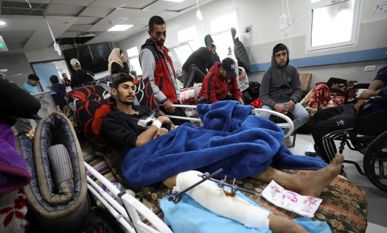 مصابون ومرضى فلسطينيون داخل مستشفى الشفاء في غزة. 1 مارس 2024
