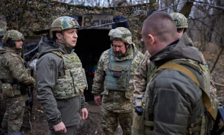الرئيس الأوكراني خلال زيارة ميدانية لقواته