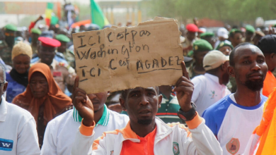 متظاهرون نيجريون يحتجون ضد الوجود العسكري الأمريكي، نيامي، النيجر، 13 نيسان/أبريل 2024