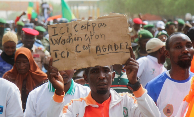 متظاهرون نيجريون يحتجون ضد الوجود العسكري الأمريكي، نيامي، النيجر، 13 نيسان/أبريل 2024