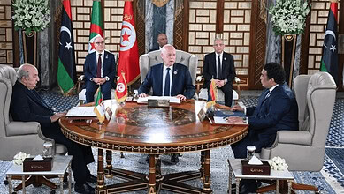 الرئيس قيس سعيّد (وسط) يستضيف قمة مغاربية مصغرة إلى جانب الرئيس الجزائري عبد المجيد تبون (يسار) ورئيس المجلس الرئاسي الليبي في طرابلس محمد المنفي في تونس في 22 نيسان/ أبريل 2024