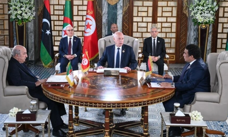 الرئيس قيس سعيّد (وسط) يستضيف قمة مغاربية مصغرة إلى جانب الرئيس الجزائري عبد المجيد تبون (يسار) ورئيس المجلس الرئاسي الليبي في طرابلس محمد المنفي في تونس في 22 نيسان/ أبريل 2024