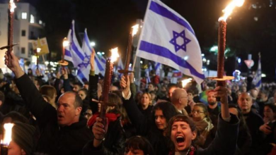 آلاف المتظاهرين في إسرائيل يتهمون نتنياهو بالخيانة ويطالبونه بالرحيل