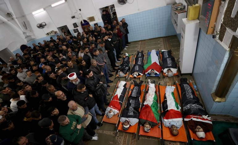 مشهد من تشييع شهداء برصاص جيش الاحتلال الإسرائيلي في جنين يوم 14 ديسمبر