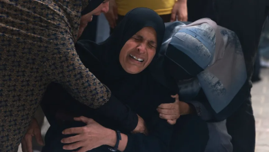 امرأة فلسطينية تبكي أمام جثامين عدد من أفراد عائلتها الذين قتلتهم إسرائيل في قصف على رفح بجنوب قطاع غزة. 21 أبريل 2024