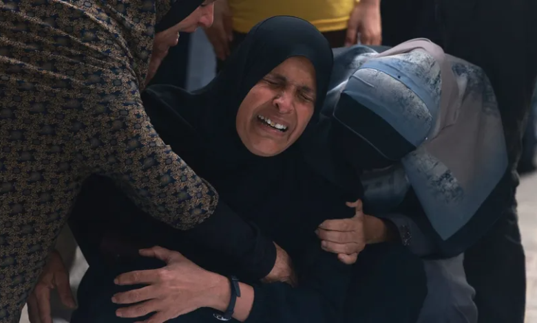 امرأة فلسطينية تبكي أمام جثامين عدد من أفراد عائلتها الذين قتلتهم إسرائيل في قصف على رفح بجنوب قطاع غزة. 21 أبريل 2024
