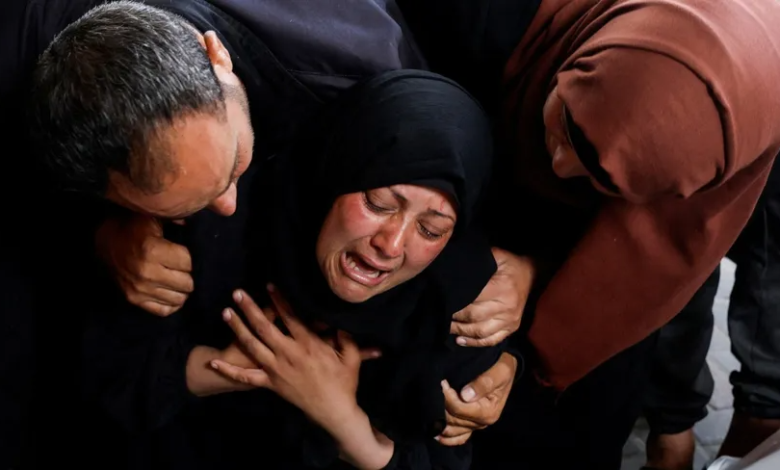 امرأة فلسطينية تبكي أمام جثمان أحد أفراد أسرتها بعدما قتلته غارات إسرائيلية على مدينة رفح جنوب قطاع غزة. 19 أبريل 2024