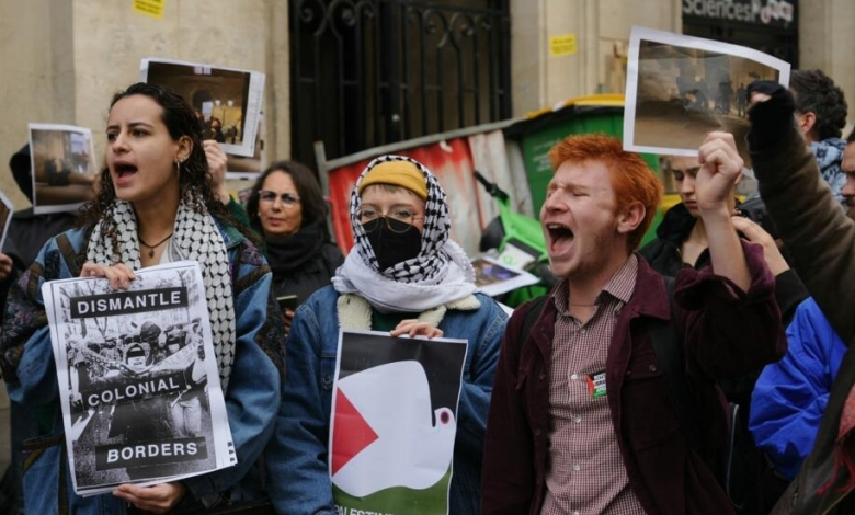 طلاب يغلقون مداخل جامعة سيانس بو في باريس دعما للفلسطينيين واحتجاجا على حرب غزة