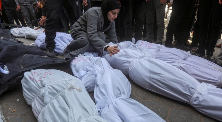 فلسطينية تبكي بجوار جثامين أقاربها الذين استشهدوا في غارة إسرائيلية على مستشفى الأقصى بدير البلح وسط قطاع غزة