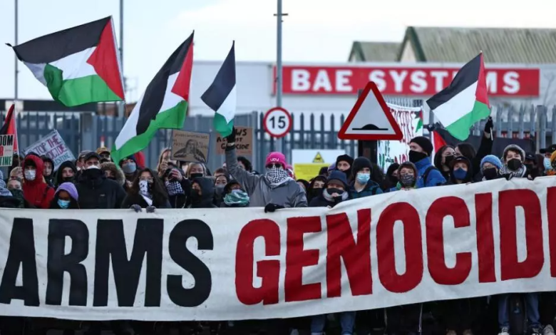 متظاهرون في بريطانيا يغلقون مصنعًا للأسلحة تنديدًا بتزويد إسرائيل بالسلاح