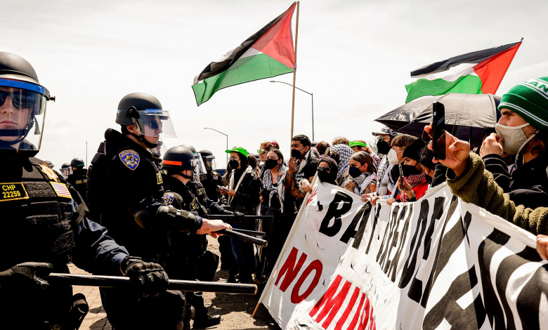 محتجون مؤيدون لفلسطين يعرقلون المرور في كبرى مطارات وجسور الولايات المتحدة