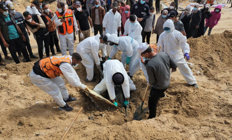 مقابر جماعية بمجمع ناصر الطبي في غزة