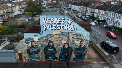 منظر جوي لجدارية رسمها فنانو الشارع في شرق لندن، تظهر صحفيين فلسطينيين. 28 آذار/مارس 2024.