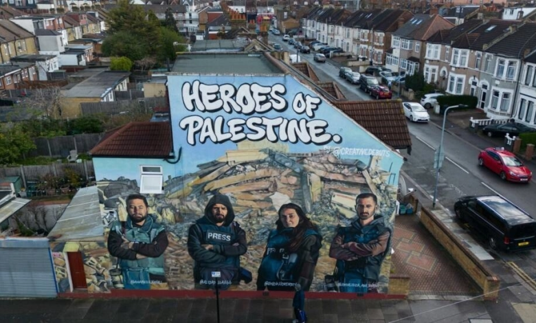 منظر جوي لجدارية رسمها فنانو الشارع في شرق لندن، تظهر صحفيين فلسطينيين. 28 آذار/مارس 2024.