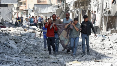 Palestinians carry the body of a victim of the Israeli raids on the Al-Zaytoun neighborhood in Gaza City. May 15, 2024