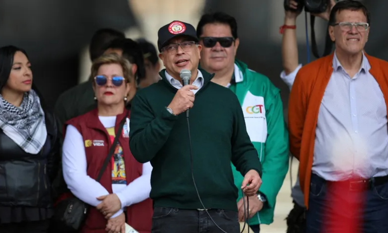 الرئيس الكولومبي غوستافو بيترو يتحدث أمام حشد خلال الاحتفال بعيد العمال في بوجوتا. 1 مايو 2024