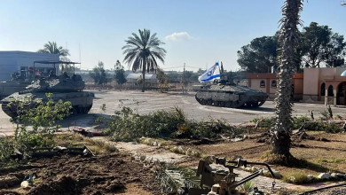 دبابات الجيش الإسرائيلي داخل الجانب الفلسطيني من معبر رفح الحدودي جنوب غزة بين القطاع ومصر. 7 مايو 2024