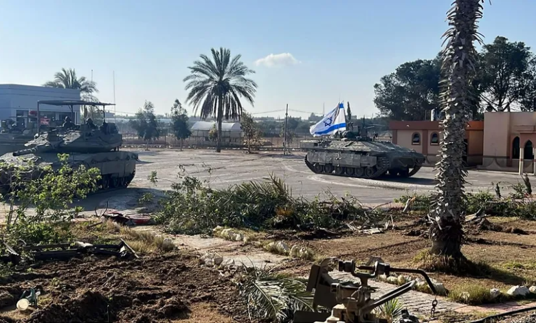 دبابات الجيش الإسرائيلي داخل الجانب الفلسطيني من معبر رفح الحدودي جنوب غزة بين القطاع ومصر. 7 مايو 2024