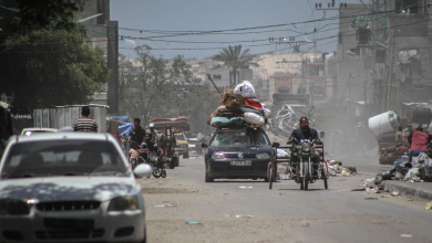 نازحون فلسطينيون يفرون من وسط مدينة رفح. 9 مايو 2024