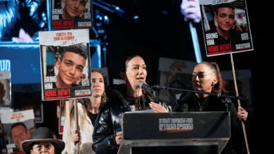 Israeli demonstrators demand that Netanyahu's government work to release Israeli soldier Idan Alexander and complete the exchange deal with Hamas.
