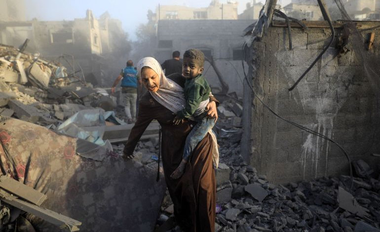 People flee following Israeli air attacks in the Maghazi refugee camp in central Gaza [File: Yasser Qudih