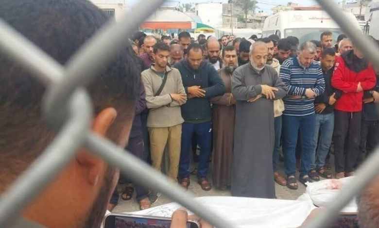 جريمة إسرائيلية تفطر القلوب... الأب يُؤدي صلاة الجنازة على جثامين أبنائه الستة والأم فخورة بهم