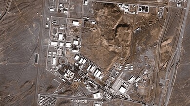 إسرائيل عدوانها الجوي على إيران وتستهدف مفاعلاً نووياً