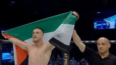 المقاتل الإيرلندي بادي مكوري يسدد لكماته القوية لمنافسه الإسرائيلي وهو يهتف "الحرية لفلسطين"