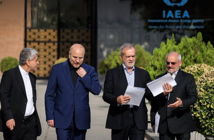 Pezeshkian annonce la suspension de la coopération de l'Iran avec l'AIEA