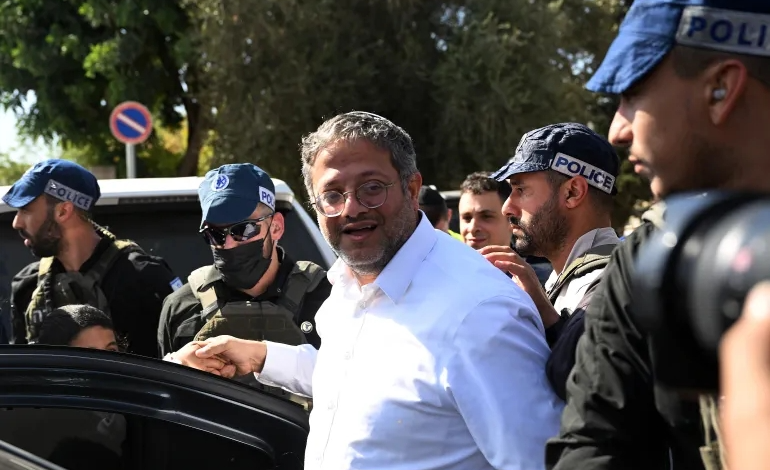 Des manifestants israéliens interceptent le ministre israélien Itamar Ben Gvir
