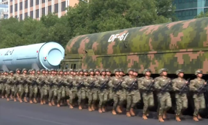 صاروخ DF-61 يظهر لأول مرة في الاستعراض العسكري، ويُعتقد أنه الصاروخ الباليستي العابر للقارات الأكثر تقدماً في الصين 