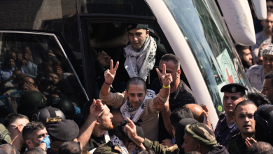 غزة والضفة الغربية تستقبلان مئات الأسرى المحررين من معتقلات الاحتلال الإسرائيلي