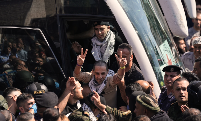 غزة والضفة الغربية تستقبلان مئات الأسرى المحررين من معتقلات الاحتلال الإسرائيلي