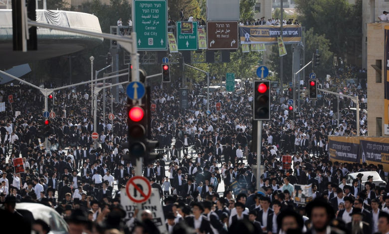 مئات آلاف اليهود المتشددين يتظاهرون ضد قانون التجنيد العسكري في إسرائيل